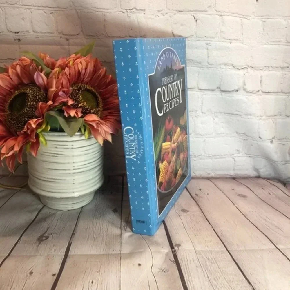 Vintage 1989 Land o Lakes TREASURY OF COUNTRY RECIPES cookbook